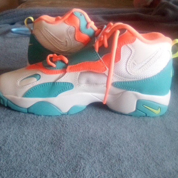 NIKE AIR Shoes - Picture 2 of 4